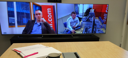 Kaksi näyttöä videoneuvottelulaitteessa