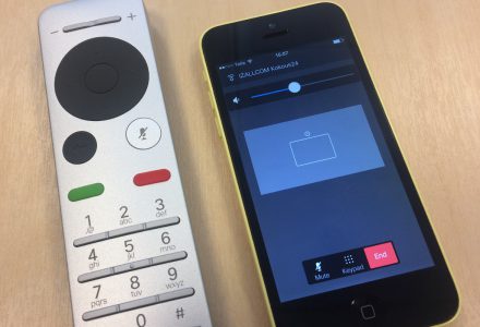 älypuhelin toimii videoneuvottelu kaukosäätimenä